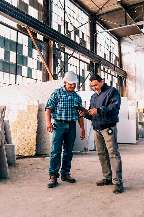 Personal recorriendo una industria